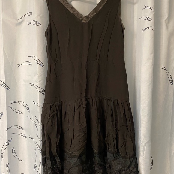 Black V shaped tank dresses - Picture 5 of 6